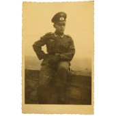 Wehrmachtin aliupseeri täydessä univormussa ja visiirihattu päässään